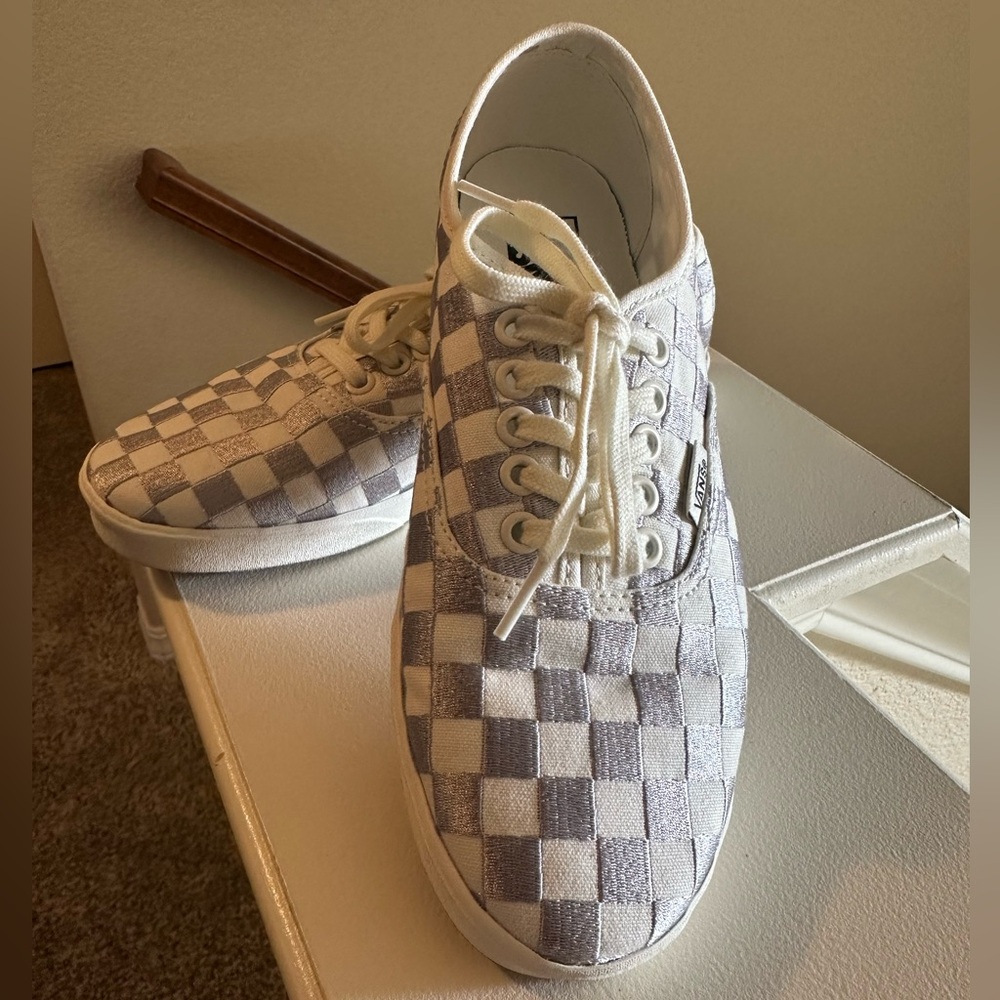NWOT! Unisex “Vans” Embroidered Canvas Sneakers Size 6.5 Men’s - Size 8 Women’s - Picture 5 of 11